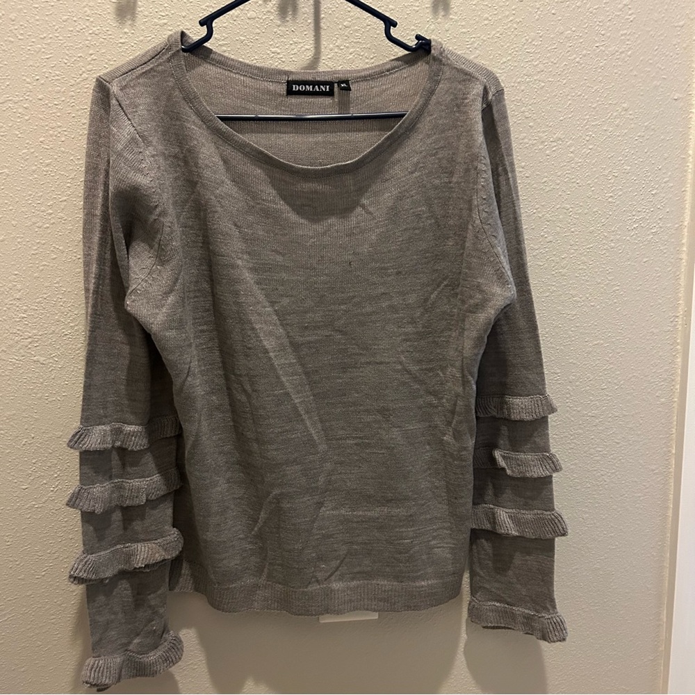 Domani Light Gray Layered Sleeve Sweater XL
Sizing is more a Large.